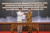 Wakil Gubernur Aceh, Fadlullah SE menyerah Laporan Keuangan Pemerintah Aceh (Unaudited) Tahun 2025 Kepada Kepala BPK RI perwakilan Aceh di Aula Kantor BPK RI Banda Aceh, Selasa (31/3/2026). Foto: Humas Aceh.