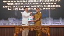 Wakil Gubernur Aceh, Fadlullah SE menyerah Laporan Keuangan Pemerintah Aceh (Unaudited) Tahun 2025 Kepada Kepala BPK RI perwakilan Aceh di Aula Kantor BPK RI Banda Aceh, Selasa (31/3/2026). Foto: Humas Aceh.