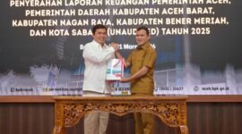 Wakil Gubernur Aceh, Fadlullah SE menyerah Laporan Keuangan Pemerintah Aceh (Unaudited) Tahun 2025 Kepada Kepala BPK RI perwakilan Aceh di Aula Kantor BPK RI Banda Aceh, Selasa (31/3/2026). Foto: Humas Aceh.