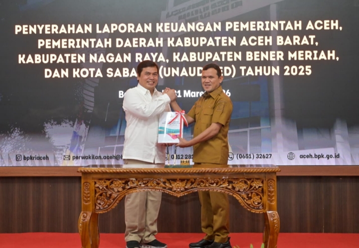 Wakil Gubernur Aceh, Fadlullah SE menyerah Laporan Keuangan Pemerintah Aceh (Unaudited) Tahun 2025 Kepada Kepala BPK RI perwakilan Aceh di Aula Kantor BPK RI Banda Aceh, Selasa (31/3/2026). Foto: Humas Aceh.