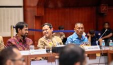 Gubernur Aceh, Muzakir Manaf (Mualem) didampingi oleh Wagub Fadhlullah dan Ketua DPRA pada acara konsultasi perubahan Undang-Undang Nomor 11 Tahun 2006 tentang Pemerintah Aceh (UUPA) di Anjong Mon Mata, Banda Aceh, Kamis (16/4/2006). Foto: Humas Aceh.