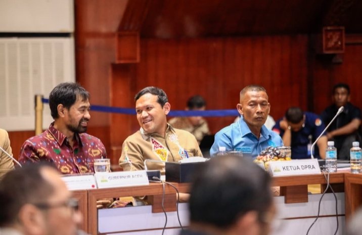 Gubernur Aceh, Muzakir Manaf (Mualem) didampingi oleh Wagub Fadhlullah dan Ketua DPRA pada acara konsultasi perubahan Undang-Undang Nomor 11 Tahun 2006 tentang Pemerintah Aceh (UUPA) di Anjong Mon Mata, Banda Aceh, Kamis (16/4/2006). Foto: Humas Aceh.