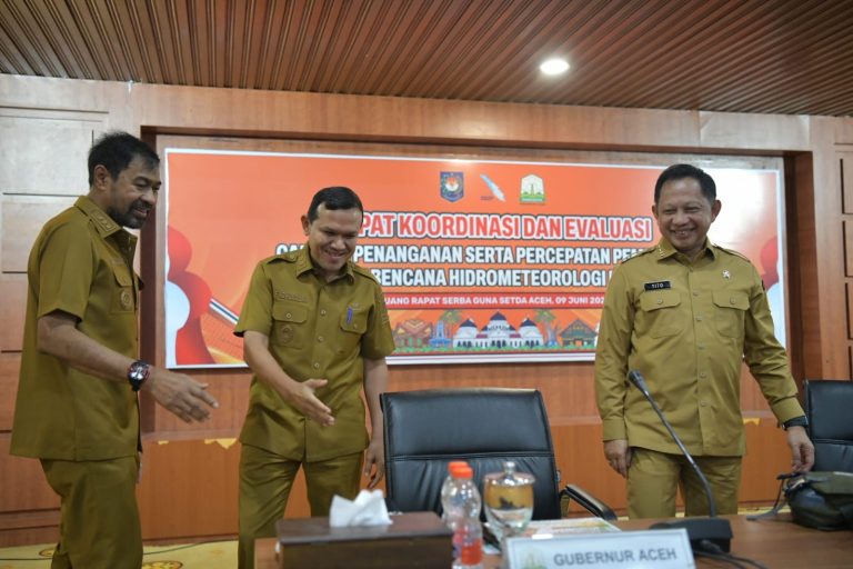 Gubernur Aceh, Muzakir Manaf dalam rapat koordinasi dan evaluasi capaian penanganan pemulihan pascabencana menyampaikan kepada Mendagri Tito Karnavian bahwa masih banyaknya kendala di wilayah pelosok Aceh enam bulan pasca bencana banjir dan longsor, Selasa (9/6/2026) di Gedung Serbaguna Kantor Gubernur Aceh