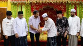 Gubernur Aceh, Muzakir Manaf di dampingi Asisten 1, Drs. Syakir M.Si serta SKPA terkait menerima kunjungan Ketua Majelis Permusyawaratan Ulama (MPU) Aceh Tgk Faisal Ali dan jajarannya di Meuligoe Gubernur Aceh, Rabu (3/6/2026). Foto: Humas Aceh.