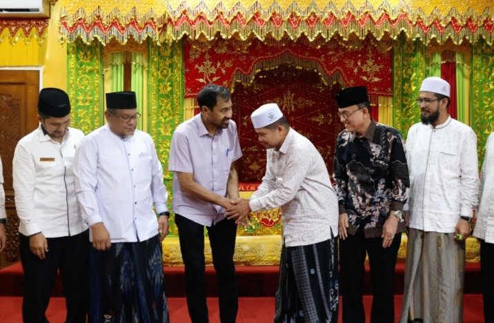 Gubernur Aceh, Muzakir Manaf di dampingi Asisten 1, Drs. Syakir M.Si serta SKPA terkait menerima kunjungan Ketua Majelis Permusyawaratan Ulama (MPU) Aceh Tgk Faisal Ali dan jajarannya di Meuligoe Gubernur Aceh, Rabu (3/6/2026). Foto: Humas Aceh.
