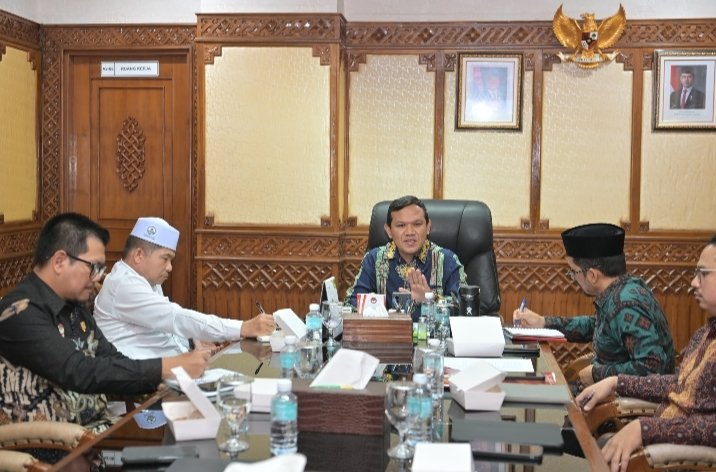 Wakil Gubernur Aceh Fadhlullah menerima kunjungan audiensi Majelis Permusyawaratan Ulama (MPU) Aceh di ruang kerjanya, Kamis (4/6/2026). Foto: Humas Aceh