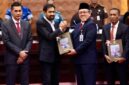 Dokumen Laporan Hasil Pemeriksaan (LHP) BPK RI diserahkan oleh Staf Ahli Bidang Manajemen Risiko BPK RI, Hery Subowo, kepada Gubernur Aceh Muzakir Manaf dalam Sidang Paripurna DPR Aceh, Senin (22/6/2026). Foto: Humas Aceh