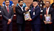 Dokumen Laporan Hasil Pemeriksaan (LHP) BPK RI diserahkan oleh Staf Ahli Bidang Manajemen Risiko BPK RI, Hery Subowo, kepada Gubernur Aceh Muzakir Manaf dalam Sidang Paripurna DPR Aceh, Senin (22/6/2026). Foto: Humas Aceh