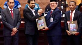 Dokumen Laporan Hasil Pemeriksaan (LHP) BPK RI diserahkan oleh Staf Ahli Bidang Manajemen Risiko BPK RI, Hery Subowo, kepada Gubernur Aceh Muzakir Manaf dalam Sidang Paripurna DPR Aceh, Senin (22/6/2026). Foto: Humas Aceh