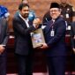 Dokumen Laporan Hasil Pemeriksaan (LHP) BPK RI diserahkan oleh Staf Ahli Bidang Manajemen Risiko BPK RI, Hery Subowo, kepada Gubernur Aceh Muzakir Manaf dalam Sidang Paripurna DPR Aceh, Senin (22/6/2026). Foto: Humas Aceh