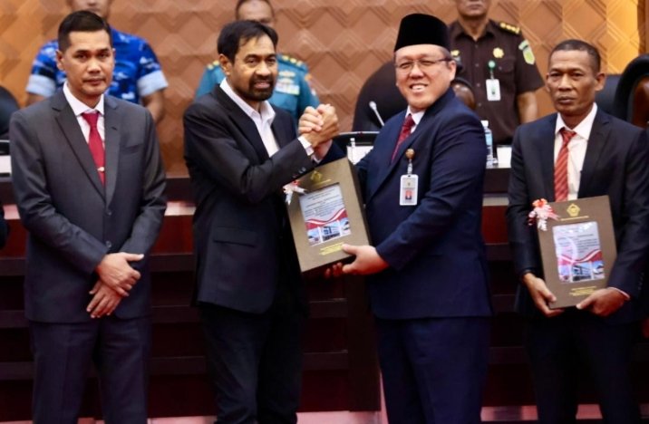 Dokumen Laporan Hasil Pemeriksaan (LHP) BPK RI diserahkan oleh Staf Ahli Bidang Manajemen Risiko BPK RI, Hery Subowo, kepada Gubernur Aceh Muzakir Manaf dalam Sidang Paripurna DPR Aceh, Senin (22/6/2026). Foto: Humas Aceh