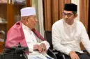 Plt. Kepala Dinas Pendidikan Dayah Aceh, Muhsin,  mendengarkan nasihat ulama kharismatik Aceh, Abon Arongan, pada peringatan Gema Muharram 1448 Hijriah di Dayah Tauthiatud Thullab, Bireuen Sabtu (13/6/2026).
