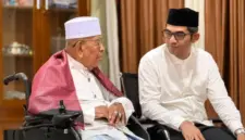 Plt. Kepala Dinas Pendidikan Dayah Aceh, Muhsin,  mendengarkan nasihat ulama kharismatik Aceh, Abon Arongan, pada peringatan Gema Muharram 1448 Hijriah di Dayah Tauthiatud Thullab, Bireuen Sabtu (13/6/2026).