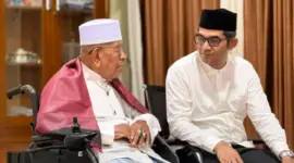 Plt. Kepala Dinas Pendidikan Dayah Aceh, Muhsin,  mendengarkan nasihat ulama kharismatik Aceh, Abon Arongan, pada peringatan Gema Muharram 1448 Hijriah di Dayah Tauthiatud Thullab, Bireuen Sabtu (13/6/2026).