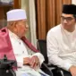 Plt. Kepala Dinas Pendidikan Dayah Aceh, Muhsin,  mendengarkan nasihat ulama kharismatik Aceh, Abon Arongan, pada peringatan Gema Muharram 1448 Hijriah di Dayah Tauthiatud Thullab, Bireuen Sabtu (13/6/2026).
