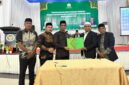 Plt. Kepala Dinas Pendidikan Dayah Aceh, Muhsin, S.Pd.I., M.Pd.I., didampingi Kepala Bidang Sarana dan Prasarana Dayah Aceh, Lian Sofyan P, S.H., mengabadikan foto bersama dengan pimpinan dayah dari 22 kabupaten/kota usai penandatanganan Surat Perjanjian Swakelola Pembangunan dan Pengembangan Prasarana Dayah Tahun Anggaran 2026, Kamis (9/7/2026) di Asrama Haji Banda Aceh.