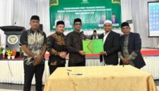 Plt. Kepala Dinas Pendidikan Dayah Aceh, Muhsin, S.Pd.I., M.Pd.I., didampingi Kepala Bidang Sarana dan Prasarana Dayah Aceh, Lian Sofyan P, S.H., mengabadikan foto bersama dengan pimpinan dayah dari 22 kabupaten/kota usai penandatanganan Surat Perjanjian Swakelola Pembangunan dan Pengembangan Prasarana Dayah Tahun Anggaran 2026, Kamis (9/7/2026) di Asrama Haji Banda Aceh.