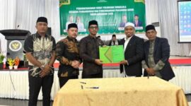 Plt. Kepala Dinas Pendidikan Dayah Aceh, Muhsin, S.Pd.I., M.Pd.I., didampingi Kepala Bidang Sarana dan Prasarana Dayah Aceh, Lian Sofyan P, S.H., mengabadikan foto bersama dengan pimpinan dayah dari 22 kabupaten/kota usai penandatanganan Surat Perjanjian Swakelola Pembangunan dan Pengembangan Prasarana Dayah Tahun Anggaran 2026, Kamis (9/7/2026) di Asrama Haji Banda Aceh.