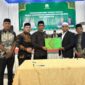 Plt. Kepala Dinas Pendidikan Dayah Aceh, Muhsin, S.Pd.I., M.Pd.I., didampingi Kepala Bidang Sarana dan Prasarana Dayah Aceh, Lian Sofyan P, S.H., mengabadikan foto bersama dengan pimpinan dayah dari 22 kabupaten/kota usai penandatanganan Surat Perjanjian Swakelola Pembangunan dan Pengembangan Prasarana Dayah Tahun Anggaran 2026, Kamis (9/7/2026) di Asrama Haji Banda Aceh.