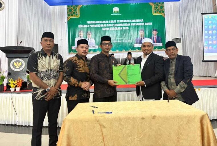 Plt. Kepala Dinas Pendidikan Dayah Aceh, Muhsin, S.Pd.I., M.Pd.I., didampingi Kepala Bidang Sarana dan Prasarana Dayah Aceh, Lian Sofyan P, S.H., mengabadikan foto bersama dengan pimpinan dayah dari 22 kabupaten/kota usai penandatanganan Surat Perjanjian Swakelola Pembangunan dan Pengembangan Prasarana Dayah Tahun Anggaran 2026, Kamis (9/7/2026) di Asrama Haji Banda Aceh.
