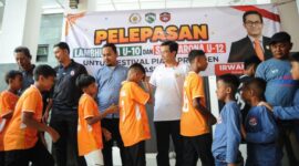 Ketua DPRK Banda Aceh, Irwansyah ST, secara resmi melepas dua tim sepak bola usia dini asal Banda Aceh