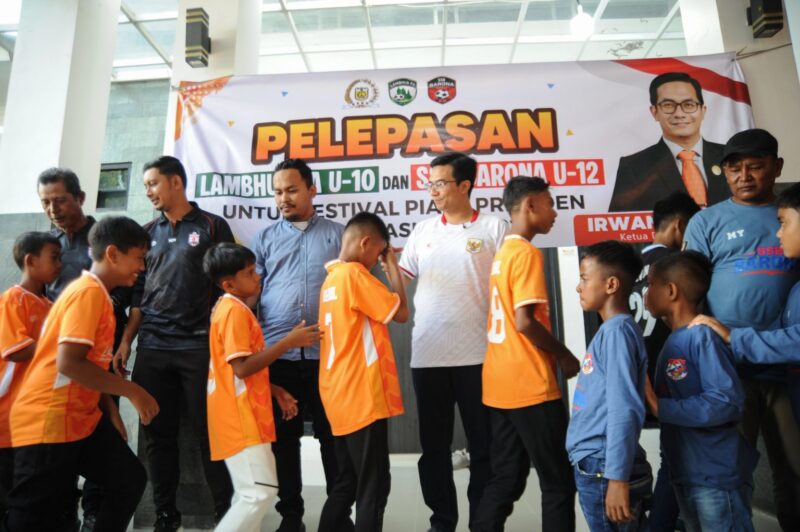 Ketua DPRK Banda Aceh, Irwansyah ST, secara resmi melepas dua tim sepak bola usia dini asal Banda Aceh