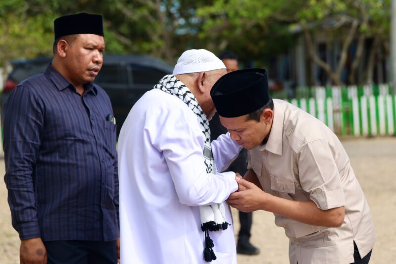 Wagub Fadhlullah disambut oleh Pimpinan Dayah, dewan guru beserta para santri saat bersilaturrahmi dalam rangka memperkuat hubungan antara umara dan ulama Rabu,(22/7/2026) di Dayah Abu Paya Pasi