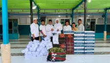 Plt. Kadis Pendidikan Dayah Aceh Muhsin, S.Pd.I, M.Pd.I, menyerahkan bantuan bagi kebutuhan dayah dan fasilitas santri di Dayah Rahmatul Huda Lhoksukon, Aceh Utara, Jumat, (3/7/2026) Foto : Humas Disdik Dayah Aceh