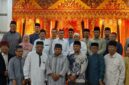 Wakil Gubernur Aceh, H.Fadhlullah, SE menyambut jajaran pengurus dan para imam Masjid Raya Baiturrahman Banda Aceh dalam acara silaturahmi dan sarapan pagi bersama yang berlangsung di Aula Rumah Dinas Wakil Gubernur Aceh, Sabtu (1/8/2026) Foto: Humas Aceh.