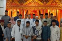 Wakil Gubernur Aceh, H.Fadhlullah, SE menyambut jajaran pengurus dan para imam Masjid Raya Baiturrahman Banda Aceh dalam acara silaturahmi dan sarapan pagi bersama yang berlangsung di Aula Rumah Dinas Wakil Gubernur Aceh, Sabtu (1/8/2026) Foto: Humas Aceh.