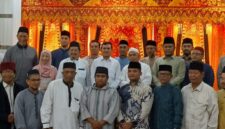 Wakil Gubernur Aceh, H.Fadhlullah, SE menyambut jajaran pengurus dan para imam Masjid Raya Baiturrahman Banda Aceh dalam acara silaturahmi dan sarapan pagi bersama yang berlangsung di Aula Rumah Dinas Wakil Gubernur Aceh, Sabtu (1/8/2026) Foto: Humas Aceh.
