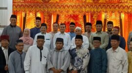 Wakil Gubernur Aceh, H.Fadhlullah, SE menyambut jajaran pengurus dan para imam Masjid Raya Baiturrahman Banda Aceh dalam acara silaturahmi dan sarapan pagi bersama yang berlangsung di Aula Rumah Dinas Wakil Gubernur Aceh, Sabtu (1/8/2026) Foto: Humas Aceh.