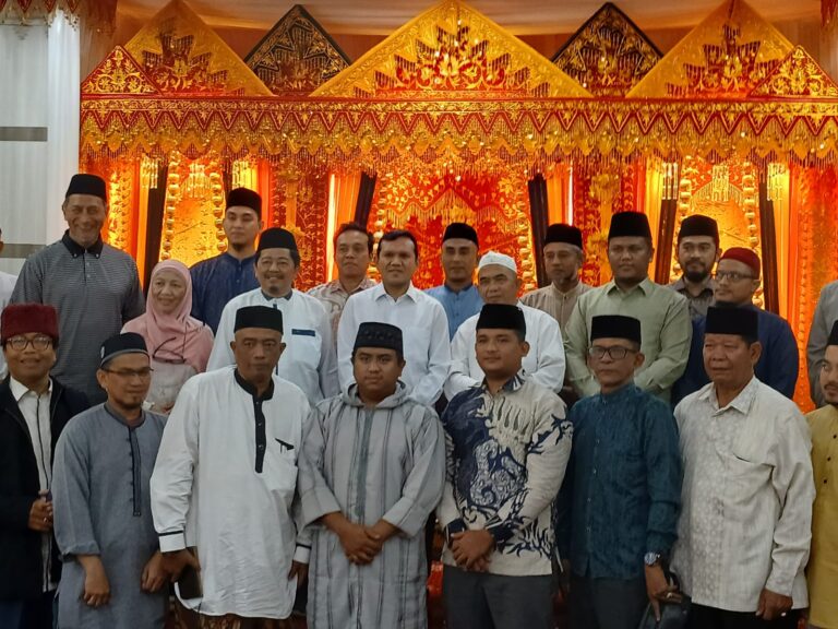 Wakil Gubernur Aceh, H.Fadhlullah, SE menyambut jajaran pengurus dan para imam Masjid Raya Baiturrahman Banda Aceh dalam acara silaturahmi dan sarapan pagi bersama yang berlangsung di Aula Rumah Dinas Wakil Gubernur Aceh, Sabtu (1/8/2026) Foto: Humas Aceh.