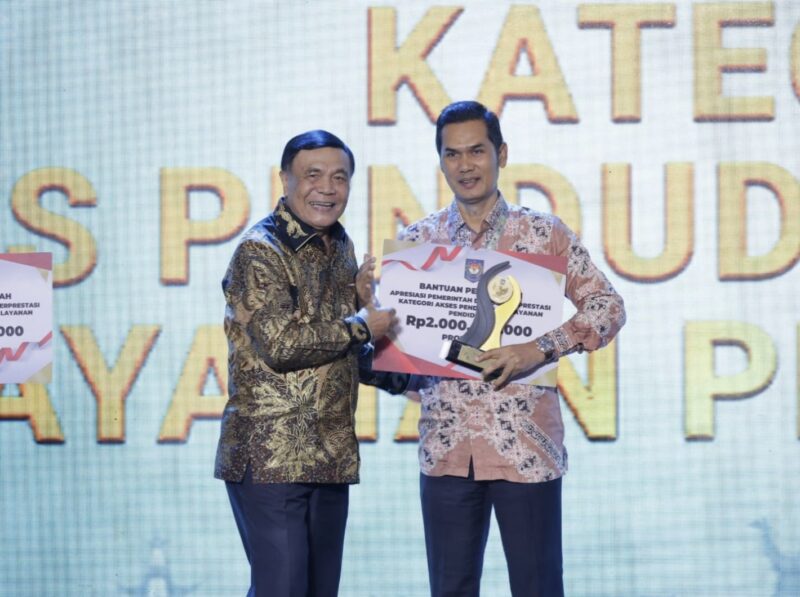 Pemerintah Aceh meraih apresiasi yang diterima oleh Sekda Aceh M. Nasir Syamaun, S.IP., MPA., mewakili Gubernur Aceh Muzakir Manaf, dalam rangkaian kegiatan Apresiasi Pemerintah Daerah Berprestasi 2026 Batch II Regional Sumatera di Batam, Kepulauan Riau, Rabu (12/8/2026).