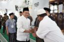 Wakil Gubernur Aceh H.Fadhlullah,SE disambut oleh sejumlah jamaah dan tokoh masyarakat saat menghadiri peringatan Maulid Nabi Muhammad SAW di Kemukiman Teupin Raya, Masjid Baitul Istiqamah, Kecamatan Geulumpang Tiga, Kabupaten Pidie, Selasa (25/8/2026).