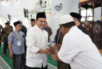 Wakil Gubernur Aceh H.Fadhlullah,SE disambut oleh sejumlah jamaah dan tokoh masyarakat saat menghadiri peringatan Maulid Nabi Muhammad SAW di Kemukiman Teupin Raya, Masjid Baitul Istiqamah, Kecamatan Geulumpang Tiga, Kabupaten Pidie, Selasa (25/8/2026).