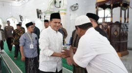 Wakil Gubernur Aceh H.Fadhlullah,SE disambut oleh sejumlah jamaah dan tokoh masyarakat saat menghadiri peringatan Maulid Nabi Muhammad SAW di Kemukiman Teupin Raya, Masjid Baitul Istiqamah, Kecamatan Geulumpang Tiga, Kabupaten Pidie, Selasa (25/8/2026).