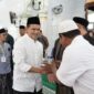 Wakil Gubernur Aceh H.Fadhlullah,SE disambut oleh sejumlah jamaah dan tokoh masyarakat saat menghadiri peringatan Maulid Nabi Muhammad SAW di Kemukiman Teupin Raya, Masjid Baitul Istiqamah, Kecamatan Geulumpang Tiga, Kabupaten Pidie, Selasa (25/8/2026).