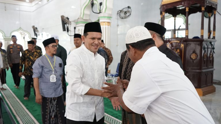 Wakil Gubernur Aceh H.Fadhlullah,SE disambut oleh sejumlah jamaah dan tokoh masyarakat saat menghadiri peringatan Maulid Nabi Muhammad SAW di Kemukiman Teupin Raya, Masjid Baitul Istiqamah, Kecamatan Geulumpang Tiga, Kabupaten Pidie, Selasa (25/8/2026).