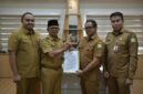 Penyerahan Surat Keputusan Pelaksana Tugas (Plt) Sekda Aceh kepada Taufik yang saat ini menjabat sebagai Kepala Dinas Perkim Aceh. Prosesi penyerahan SK tersebut berlangsung secara hybrid di dua tempat pada Senin (24/8/2026). Foto: Humas Aceh.