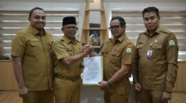 Penyerahan Surat Keputusan Pelaksana Tugas (Plt) Sekda Aceh kepada Taufik yang saat ini menjabat sebagai Kepala Dinas Perkim Aceh. Prosesi penyerahan SK tersebut berlangsung secara hybrid di dua tempat pada Senin (24/8/2026). Foto: Humas Aceh.