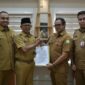 Penyerahan Surat Keputusan Pelaksana Tugas (Plt) Sekda Aceh kepada Taufik yang saat ini menjabat sebagai Kepala Dinas Perkim Aceh. Prosesi penyerahan SK tersebut berlangsung secara hybrid di dua tempat pada Senin (24/8/2026). Foto: Humas Aceh.
