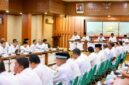 Wagub Aceh Fadhlullah memimpin rapat koordinasi  dengan SKPA seraya menegaskan pentingnya transparansi dan keterbukaan dalam pelaksanaan pemerintahan di lingkungan Pemerintah Aceh yang berlangsung di Gedung Serbaguna Sekretariat Daerah Aceh, Rabu (26/8l2026).