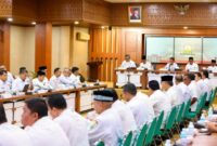 Wagub Aceh Fadhlullah memimpin rapat koordinasi  dengan SKPA seraya menegaskan pentingnya transparansi dan keterbukaan dalam pelaksanaan pemerintahan di lingkungan Pemerintah Aceh yang berlangsung di Gedung Serbaguna Sekretariat Daerah Aceh, Rabu (26/8l2026).