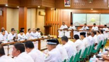 Wagub Aceh Fadhlullah memimpin rapat koordinasi dengan SKPA seraya menegaskan pentingnya transparansi dan keterbukaan dalam pelaksanaan pemerintahan di lingkungan Pemerintah Aceh yang berlangsung di Gedung Serbaguna Sekretariat Daerah Aceh, Rabu (26/8l2026).