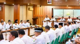 Wagub Aceh Fadhlullah memimpin rapat koordinasi  dengan SKPA seraya menegaskan pentingnya transparansi dan keterbukaan dalam pelaksanaan pemerintahan di lingkungan Pemerintah Aceh yang berlangsung di Gedung Serbaguna Sekretariat Daerah Aceh, Rabu (26/8l2026).