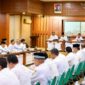 Wagub Aceh Fadhlullah memimpin rapat koordinasi  dengan SKPA seraya menegaskan pentingnya transparansi dan keterbukaan dalam pelaksanaan pemerintahan di lingkungan Pemerintah Aceh yang berlangsung di Gedung Serbaguna Sekretariat Daerah Aceh, Rabu (26/8l2026).