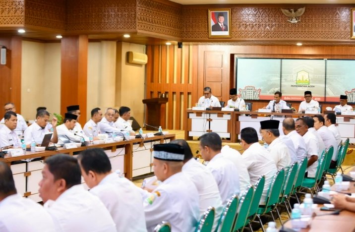 Wagub Aceh Fadhlullah memimpin rapat koordinasi  dengan SKPA seraya menegaskan pentingnya transparansi dan keterbukaan dalam pelaksanaan pemerintahan di lingkungan Pemerintah Aceh yang berlangsung di Gedung Serbaguna Sekretariat Daerah Aceh, Rabu (26/8l2026).