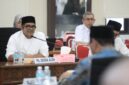 Plt Sekda Aceh, Taufik saat mengikuti rapat Badan Anggaran (Banggar) bersama DPRA di Ruang Banggar DPRA, Banda Aceh, Rabu (26/8/2026). Foto: Humas Aceh.