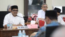 Plt Sekda Aceh, Taufik saat mengikuti rapat Badan Anggaran (Banggar) bersama DPRA di Ruang Banggar DPRA, Banda Aceh, Rabu (26/8/2026). Foto: Humas Aceh.